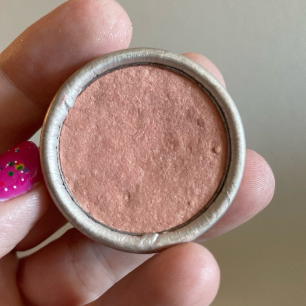 Stila SALSA Eye Rouge Shimmering Peach Blush Eyeshadow RARE
Has “tester” sticker